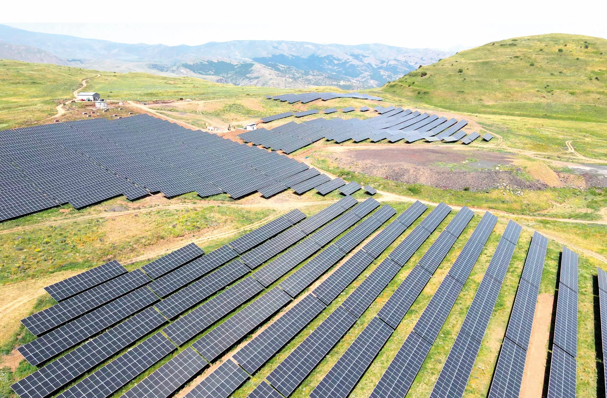 EcoVille Holding-ის 32.3 მეგავატიანი ინდუსტრიული მზის ელექტროსადგური საქართველოში, 59,878 მზის პანელი.