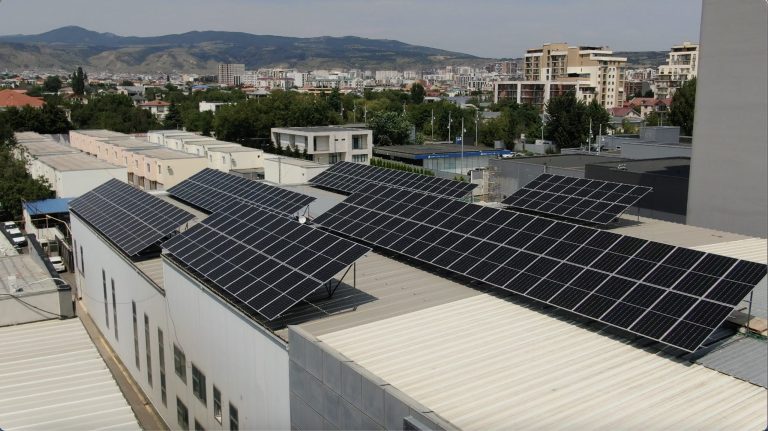 EcoVille Georgia-ს მზის პანელების პროექტი Enza Home-ისთვის, მზის სადგური თქვენი ბიზნესისთვის.