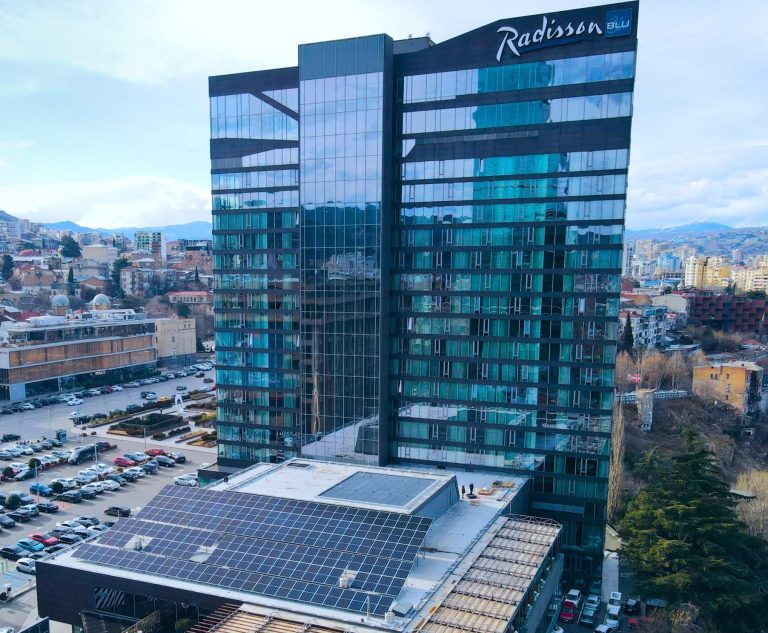 Radisson Blu სასტუმროს მზის ენერგიის პროექტი საქართველოში, განხორციელებული EcoVille Georgia-ს მიერ - მდგრადი ენერგია სასტუმრო ინდუსტრიისთვის.