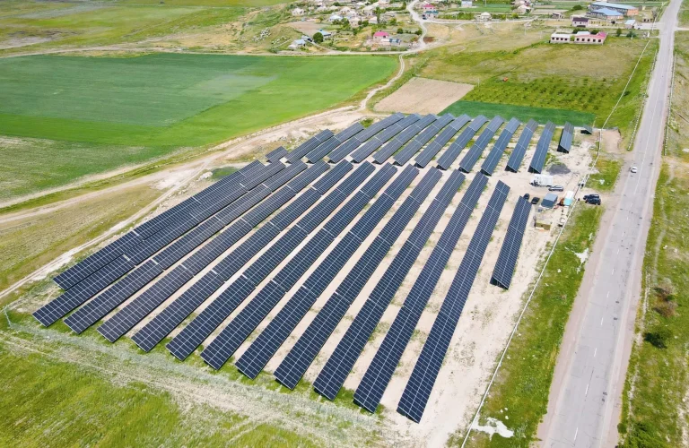 ავასრულეთ 2,766.06 kWp სიმძლავრის მზის სადგურის მშენებლობა. გამოყენებულია 4,572 Tier-1 კლასის პანელი. სრული EPC მომსახურება გარანტირებული ეფექტურობისთვის.