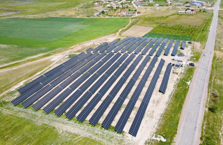 ავასრულეთ 2,766.06 kWp სიმძლავრის მზის სადგურის მშენებლობა. გამოყენებულია 4,572 Tier-1 კლასის პანელი. სრული EPC მომსახურება გარანტირებული ეფექტურობისთვის.